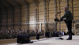 Americký prezident Donald Trump s manželkou Melanií nečekaně přiletěl do Iráku, aby poděkoval americkým vojákům, kteří tam slouží. (26.12.2018)