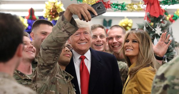 Tajná vánoční návštěva: Trump letěl do Iráku bez světel se stíhačkami v zádech