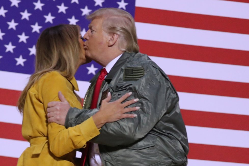 Americký prezident Donald Trump s manželkou Melanií nečekaně přiletěl do Iráku, aby poděkoval americkým vojákům, kteří tam slouží. (26.12.2018)