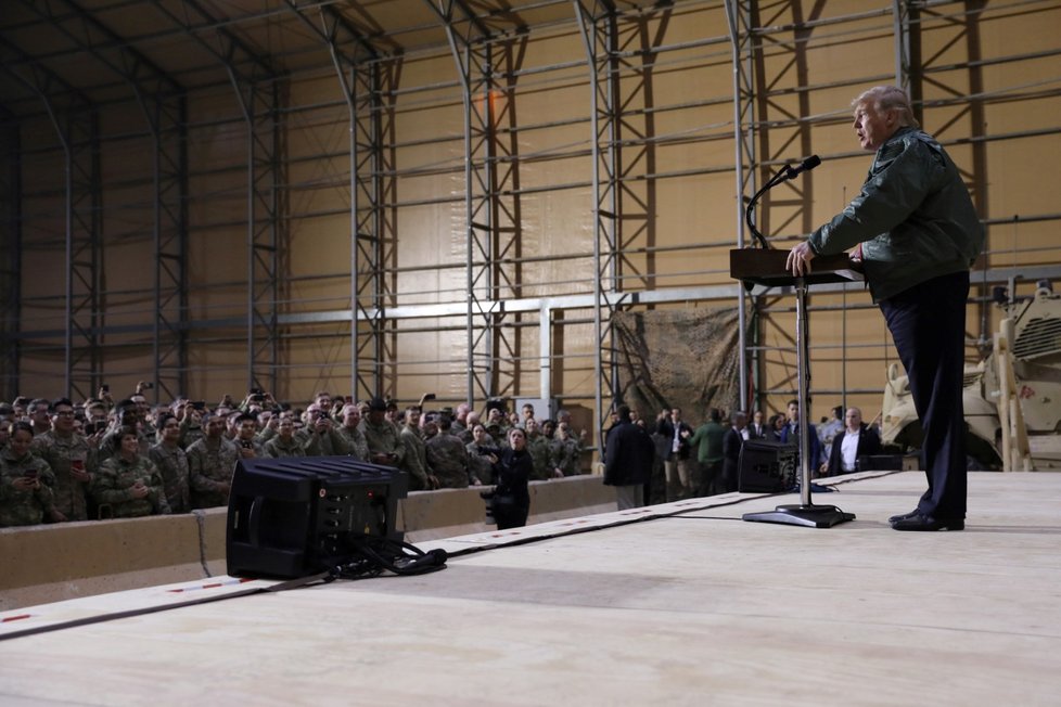 Americký prezident Donald Trump s manželkou Melanií nečekaně přiletěl do Iráku, aby poděkoval americkým vojákům, kteří tam slouží. (26.12.2018)