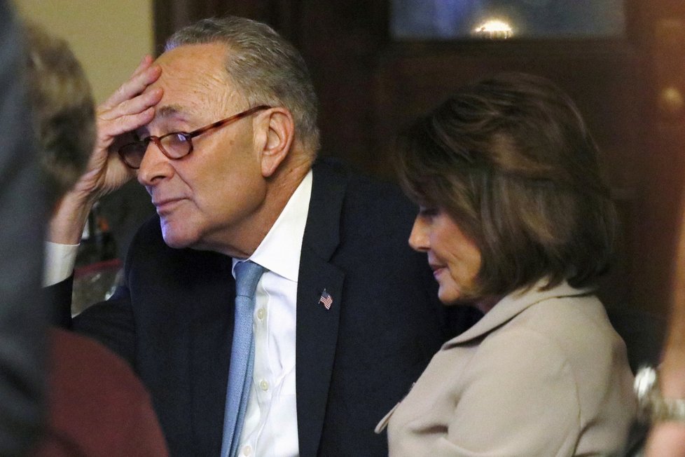 Vůdce demokratů Chuck Schumer a šéfka sněmovny reprezentantů Nancy Pelosiová