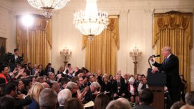 Bílý dům odňal akreditaci zpravodaji televize CNN, který se na středeční tiskové konferenci dostal do sporu s prezidentem Donaldem Trumpem. Reportér Jim Acosta pozbyl práva účastnit se prezidentských akcí v Bílém domě.