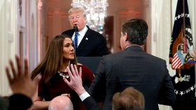 Bílý dům odňal akreditaci zpravodaji televize CNN, který se na středeční tiskové konferenci dostal do sporu s prezidentem Donaldem Trumpem. Reportér Jim Acosta pozbyl práva účastnit se prezidentských akcí v Bílém domě.