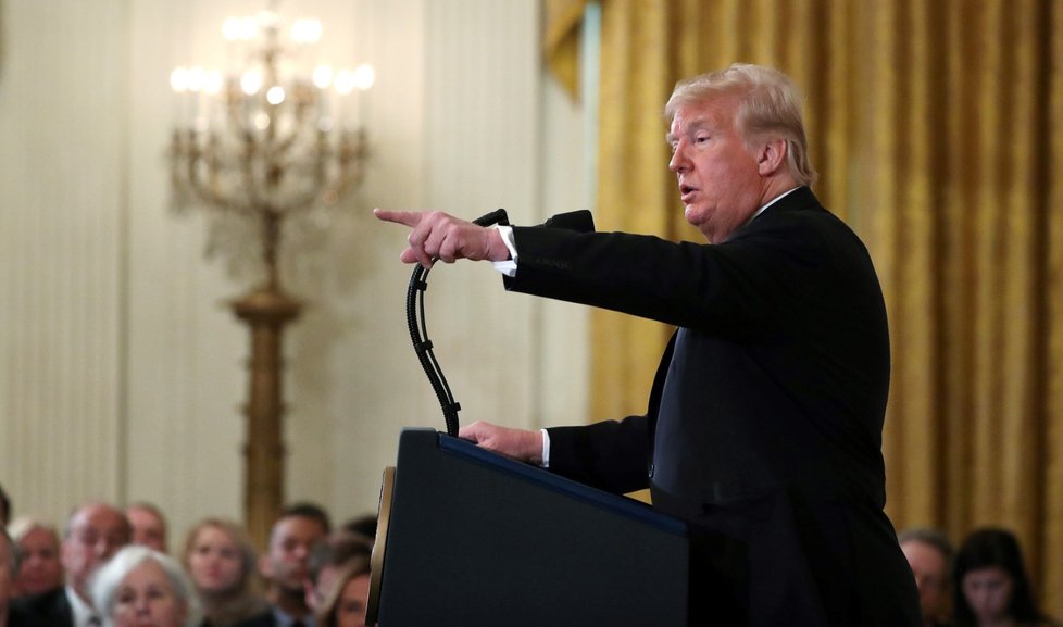 Bílý dům odňal akreditaci zpravodaji televize CNN, který se na středeční tiskové konferenci dostal do sporu s prezidentem Donaldem Trumpem. Reportér Jim Acosta pozbyl práva účastnit se prezidentských akcí v Bílém domě.