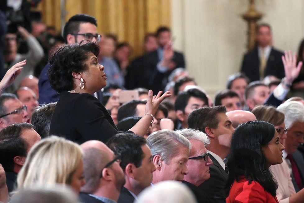 Bílý dům odňal akreditaci zpravodaji televize CNN, který se na středeční tiskové konferenci dostal do sporu s prezidentem Donaldem Trumpem. Reportér Jim Acosta pozbyl práva účastnit se prezidentských akcí v Bílém domě.