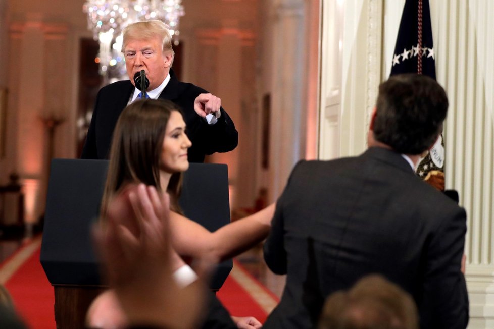 Bílý dům odňal akreditaci zpravodaji televize CNN, který se na středeční tiskové konferenci dostal do sporu s prezidentem Donaldem Trumpem. Reportér Jim Acosta pozbyl práva účastnit se prezidentských akcí v Bílém domě.