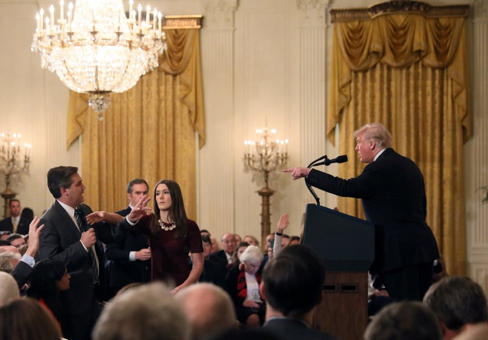 Bílý dům odňal akreditaci zpravodaji televize CNN, který se na středeční tiskové konferenci dostal do sporu s prezidentem Donaldem Trumpem. Reportér Jim Acosta pozbyl práva účastnit se prezidentských akcí v Bílém domě.