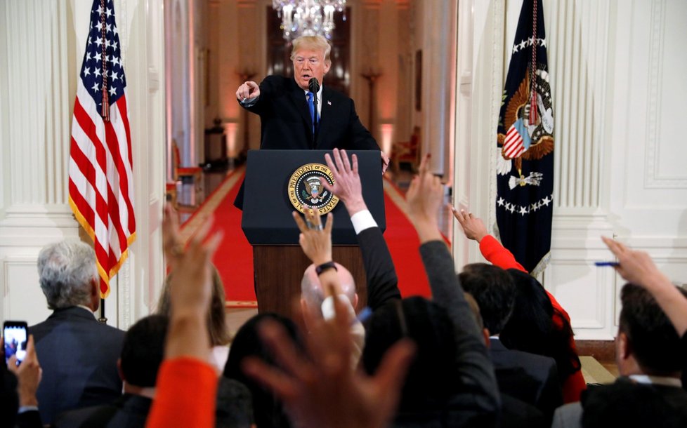 Bílý dům odňal akreditaci zpravodaji televize CNN, který se na středeční tiskové konferenci dostal do sporu s prezidentem Donaldem Trumpem. Reportér Jim Acosta pozbyl práva účastnit se prezidentských akcí v Bílém domě.