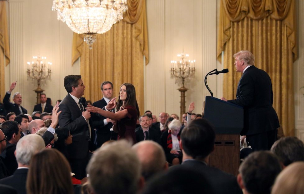 Bílý dům odňal akreditaci zpravodaji televize CNN, který se na středeční tiskové konferenci dostal do sporu s prezidentem Donaldem Trumpem. Reportér Jim Acosta pozbyl práva účastnit se prezidentských akcí v Bílém domě.