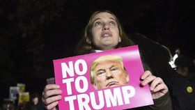 Volby v USA ONLINE: Clintonová lituje porážky, proti Trumpovi protestují