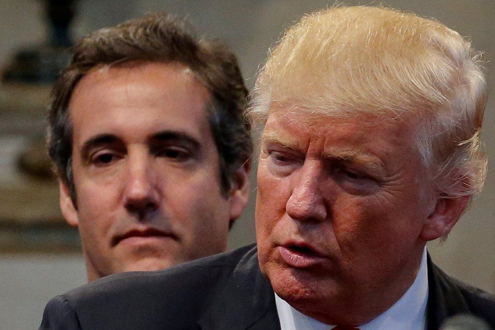 Bývalý osobní právník amerického prezidenta Donalda Trumpa Michael Cohen učinil s prokuraturou dohodu, na jejímž základě by měl vyšetřovatelům poskytnout informace o ruské roli v amerických prezidentských volbách.