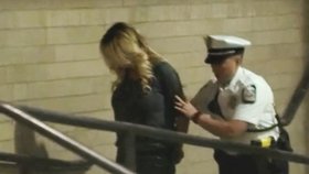 Americká policie ve středu zadržela ve striptýzovém klubu pornoherečku Stormy Daniels, která se proslavila tvrzením, že měla poměr s nynějším prezidentem Donaldem Trumpem