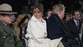 Rozsvěcení vánočního stromu zkomplikovala nepřízeň počasí. Melania Trumpová měla v očích slzy.