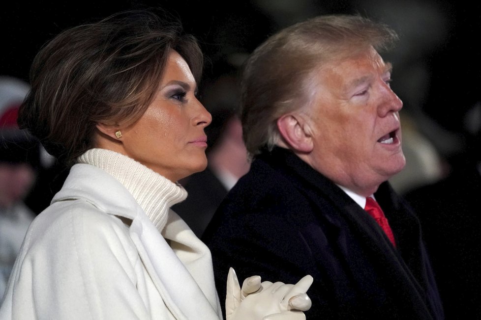 Rozsvěcení vánočního stromu zkomplikovala nepřízeň počasí. Melania Trumpová měla v očích slzy.