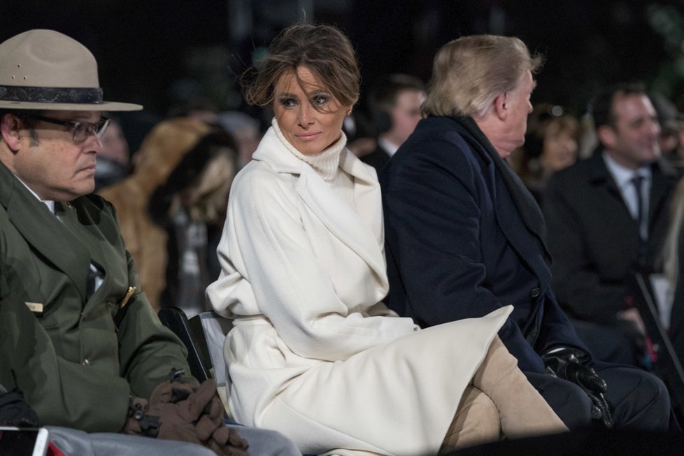 Rozsvěcení vánočního stromu zkomplikovala nepřízeň počasí. Melania Trumpová měla v očích slzy.