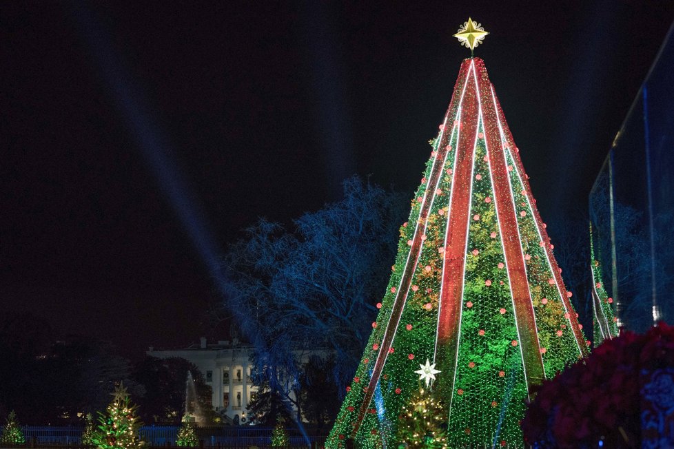 Rozsvěcení vánočního stromu zkomplikovala nepřízeň počasí. Melania Trumpová měla v očích slzy.