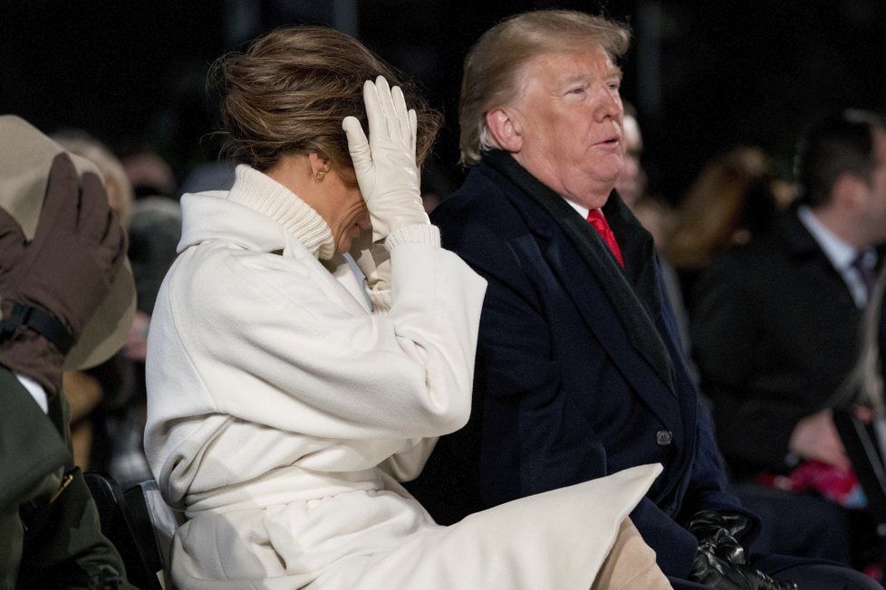 Rozsvěcení vánočního stromu zkomplikovala nepřízeň počasí. Melania Trumpová měla v očích slzy.