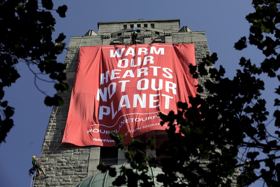 Členové environmentální skupiny Greenpeace umístili banner na věž kostela Kallio, aby tak protestovali proti návštěvě Donalda Trumpa v Helsinkách