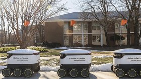 Univerzita George Masona v americké Virginii testuje roboty, jejichž úkolem je doručovat do kampusu jídlo a pití z místních restaurací a bister.