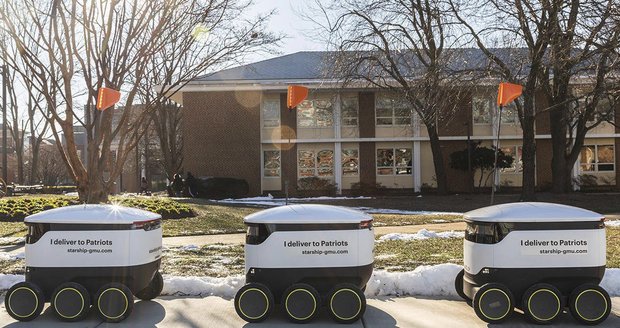 Univerzita George Masona v americké Virginii testuje roboty, jejichž úkolem je doručovat do kampusu jídlo a pití z místních restaurací a bister.