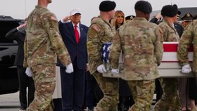 Do USA dorazily rakve amerických vojáků, kteří zemřeli při dronovém útoku na základnu v Kuvajtu (7.3.2026).