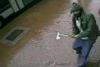 Děsivý moment: Islamista za chvíli zasekne sekyru do hlavy policistovi