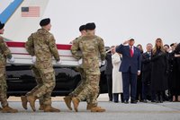 Smutek Melanie u rakví: Trump salutoval padlým vojákům USA. Pomoc Britů zhrzeně odmítl