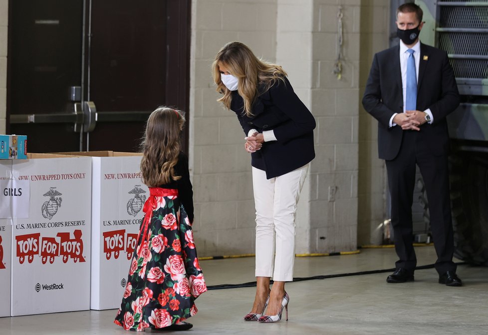 První dáma USA Melania Trumpová na předvánočním setkání s dětmi vojáků (8. 12. 2020)