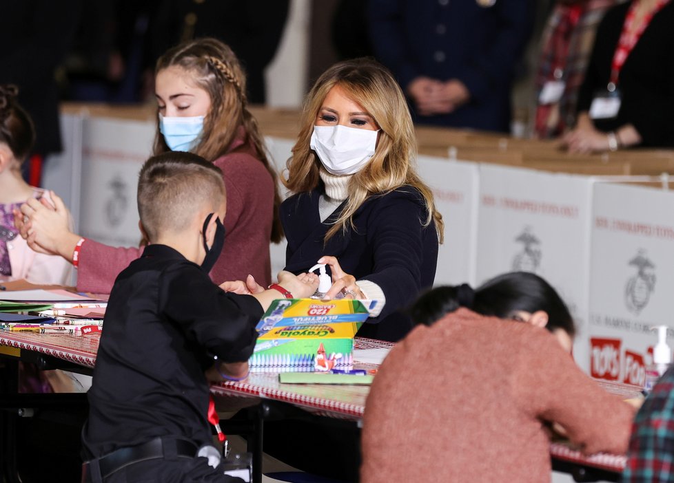 První dáma USA Melania Trumpová na předvánočním setkání s dětmi vojáků, (8. 12. 2020).