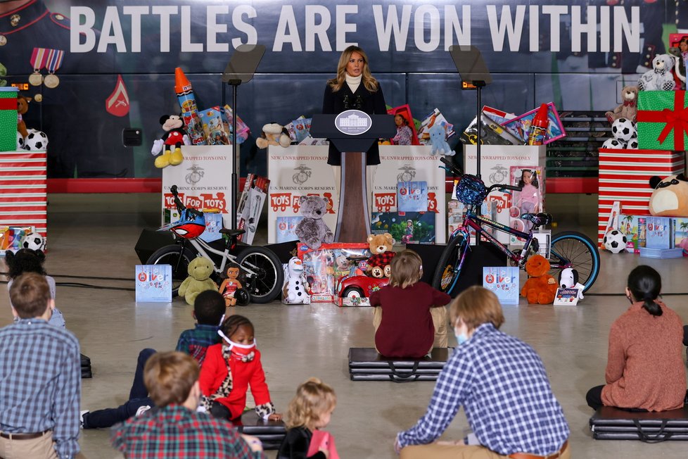 První dáma USA Melania Trumpová na předvánočním setkání s dětmi vojáků, (8.12.2020).