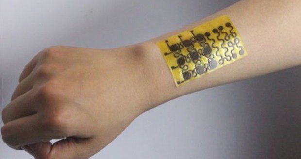 Američtí vědci vytvořili elektronickou kůži. Vnímá dotek, teplotu a hojí se