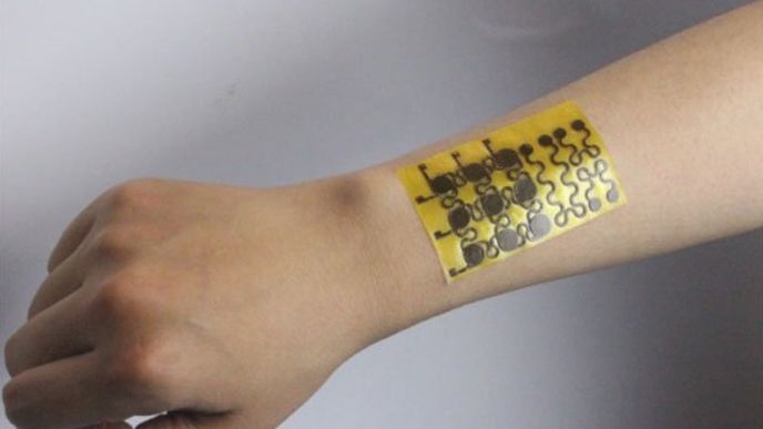 Ultratenké plátky zlata lze využít i v medicíně (Na ilustračním snímku elektronická kůže vytvořená americkými vědci).