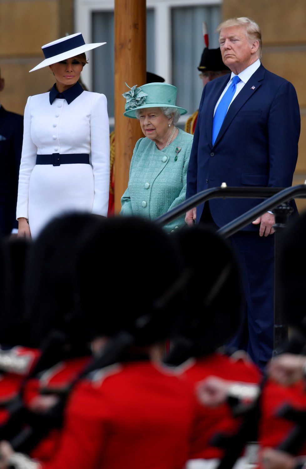 Královna Alžběta II. s prezidentem Donaldem Trumpem a jeho manželkou Melanií.