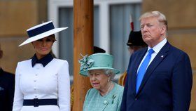 Královna Alžběta II. s prezidentem Donaldem Trumpem a jeho manželkou Melanií.(3. 6. 2019)