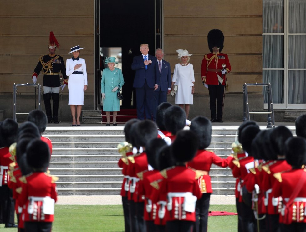 Královna Alžběta II. přijala v Buckinghamském paláci prezidenta USA Donalda Trumpa s manželkou Melanií.