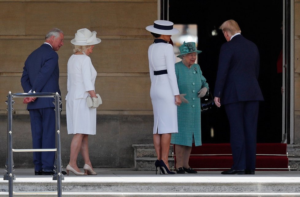Královna Alžběta II. přijala v Buckinghamském paláci prezidenta USA Donalda Trumpa s manželkou Melanií.