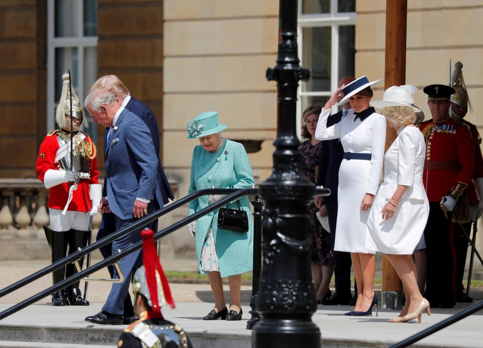 Královna Alžběta II. přijala v Buckinghamském paláci amerického prezidenta Donalda Trumpa s manželkou Melanií. Oficiálního přivítání se zúčastnil i princ Charles s manželkou Camillou.
