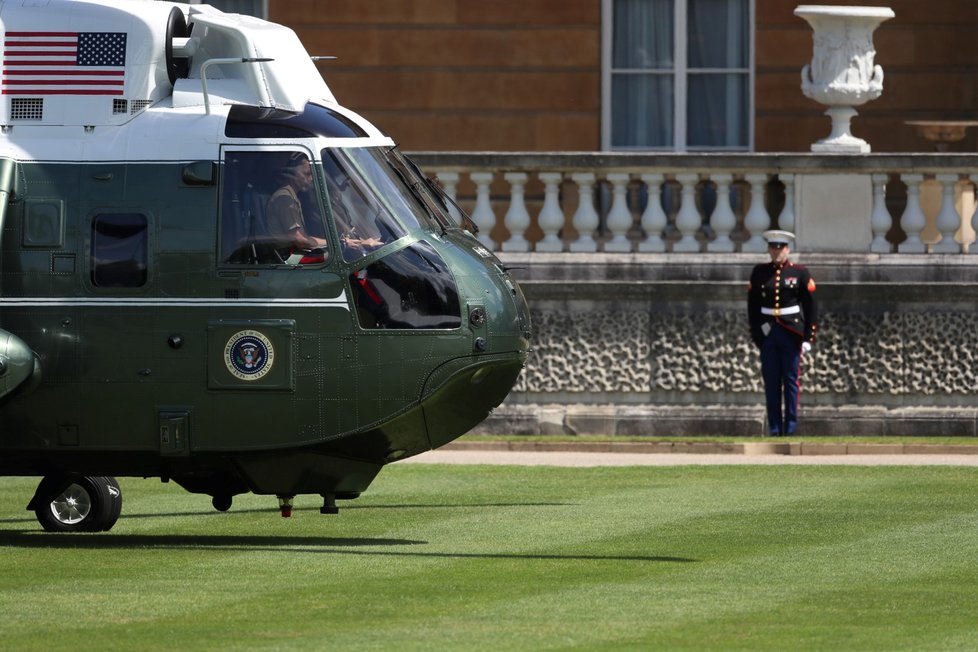 Prezident Donld Trump s manželkou Melanií orazili do Buckinghamského paláce. (3.6.2019)