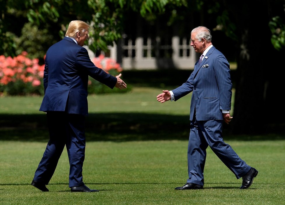 Princ Charles s prezidentem USA Donaldem Trumpem.