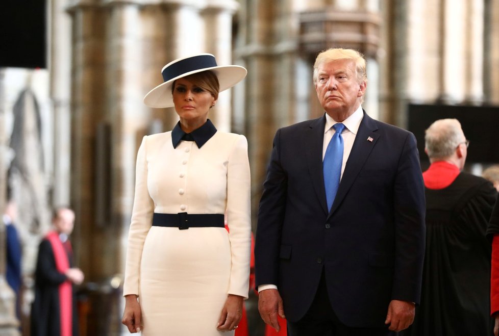 Prezident Donald Trump s manželkou Melanií ve Westminsterském opatství, kde položili věnec k hrobu neznámého vojína.