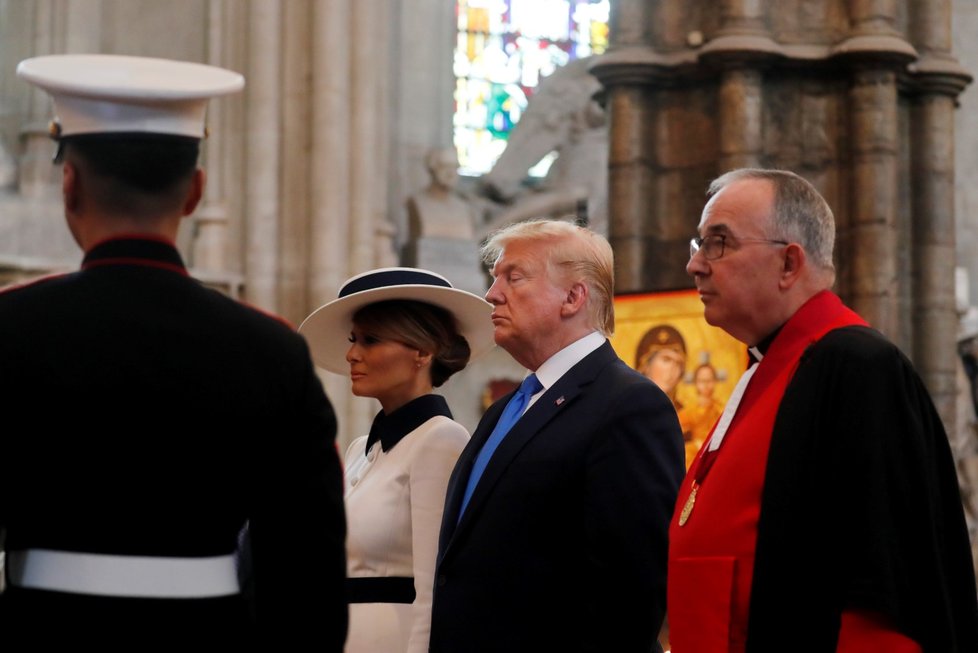 Prezident Donald Trump s manželkou Melanií ve Westminsterském opatství, kde položili věnec k hrobu neznámého vojína.
