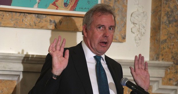 Britský velvyslanec doplatil na prořízlou pusu. Po úniku kritiky Trumpa v USA končí
