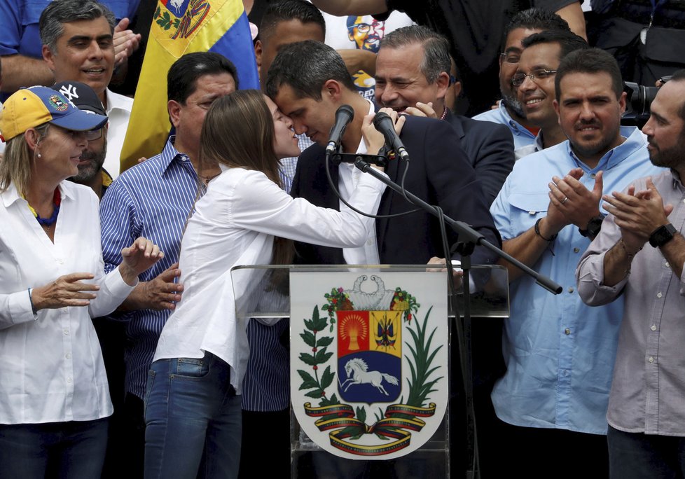 Prozatímní první dáma Venezuely Fabiana Rosalesová s manželem, lídrem venezuelské opozice Juanem Guaidóem.