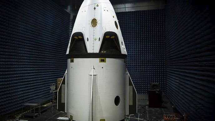 Americká raketa Crew Dragon by měla od příštího roku testovat lety s lidskou posádkou.