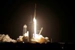 Raketa Falcon 9 společnosti SpaceX dnes z Kennedyho vesmírného střediska na Floridě vynesla na oběžnou dráhu loď Crew Dragon se čtyřčlennou civilní posádkou. Jde o vůbec první výpravu do kosmu bez profesionálního astronauta. Mise Inspiration4 má trvat tři dny a je zaměřená na lékařský výzkum dopadů pobytu ve vesmíru na lidský organismus. Agentura AP let označuje za dosud nejambicióznější skok ve vesmírné turistice.  Vůdcem výpravy je 38letý miliardář Jared Isaacman. Tento zkušený soukromý pilot snil o své cestě do vesmíru a, jak říká, tento sen si chtěl splnit s tím, že poskytne další místa v lodi za peníze, jež budou věnovány na humanitární účely. Pomoc má jít Dětské výzkumné nemocnici St. Jude v tennesseeském Memphisu, která se zaměřuje na vážné nemoci dětí, zejména na leukémii a jiné druhy rakoviny.  Už v červenci zamířili k vesmíru dva jiní miliardáři, ale jednalo se jen o několikaminutové suborbitální lety. Nejprve letěl v lodi VSS Unity své firmy Virgin Galactic Richard Branson. O devět dnů později ho následoval Jeff Bezos díky raketě New Shepard a modulu New Step společnosti Blue Origin.  S Issacmanem do vesmíru letí devětadvacetiletá asistentka lékaře v nemocnici St. Jude Hayley Arceneauxová, která v dětství v této nemocnici sama bojovala s rakovinou, dvaačtyřicetiletý datový inženýr Chris Sembroski a 51letá pedagožka Sian Proctorová, která je první černošskou pilotkou kosmické lodi.  Výprava má především plnit úkoly, které jsou součástí lékařských výzkumů týkajících se dopadů pobytu ve vesmíru na lidský organismus. Počítá se například s odebíráním biologických vzorků, včetně krve.  Let zcela civilní posádky v lodi Crew Dragon Resilience umožňuje skutečnost, že je plně automatický. V případě nutnosti přitom může zasáhnout řídící středisko ze Země.  Mise má trvat tři dny, ale přesný čas návratu s přistáním do vody zatím stanovený není. Bude to záležet na více okolnostech, včetně povětrnostních podmínek v plánovaných místech přistání, jimiž bude Atlantický oceán u východního pobřeží USA, nebo Mexický záliv.