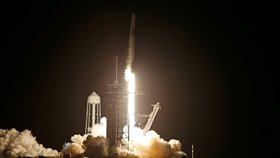 Raketa Falcon 9 společnosti SpaceX dnes z Kennedyho vesmírného střediska na Floridě vynesla na oběžnou dráhu loď Crew Dragon se čtyřčlennou civilní posádkou. Jde o vůbec první výpravu do kosmu bez profesionálního astronauta. Mise Inspiration4 má trvat tři dny a je zaměřená na lékařský výzkum dopadů pobytu ve vesmíru na lidský organismus. Agentura AP let označuje za dosud nejambicióznější skok ve vesmírné turistice.  Vůdcem výpravy je 38letý miliardář Jared Isaacman. Tento zkušený soukromý pilot snil o své cestě do vesmíru a, jak říká, tento sen si chtěl splnit s tím, že poskytne další místa v lodi za peníze, jež budou věnovány na humanitární účely. Pomoc má jít Dětské výzkumné nemocnici St. Jude v tennesseeském Memphisu, která se zaměřuje na vážné nemoci dětí, zejména na leukémii a jiné druhy rakoviny.  Už v červenci zamířili k vesmíru dva jiní miliardáři, ale jednalo se jen o několikaminutové suborbitální lety. Nejprve letěl v lodi VSS Unity své firmy Virgin Galactic Richard Branson. O devět dnů později ho následoval Jeff Bezos díky raketě New Shepard a modulu New Step společnosti Blue Origin.  S Issacmanem do vesmíru letí devětadvacetiletá asistentka lékaře v nemocnici St. Jude Hayley Arceneauxová, která v dětství v této nemocnici sama bojovala s rakovinou, dvaačtyřicetiletý datový inženýr Chris Sembroski a 51letá pedagožka Sian Proctorová, která je první černošskou pilotkou kosmické lodi.  Výprava má především plnit úkoly, které jsou součástí lékařských výzkumů týkajících se dopadů pobytu ve vesmíru na lidský organismus. Počítá se například s odebíráním biologických vzorků, včetně krve.  Let zcela civilní posádky v lodi Crew Dragon Resilience umožňuje skutečnost, že je plně automatický. V případě nutnosti přitom může zasáhnout řídící středisko ze Země.  Mise má trvat tři dny, ale přesný čas návratu s přistáním do vody zatím stanovený není. Bude to záležet na více okolnostech, včetně povětrnostních podmínek v plánovaných místech přistání, jimiž bude Atlantický oceán u východního pobřeží USA, nebo Mexický záliv.