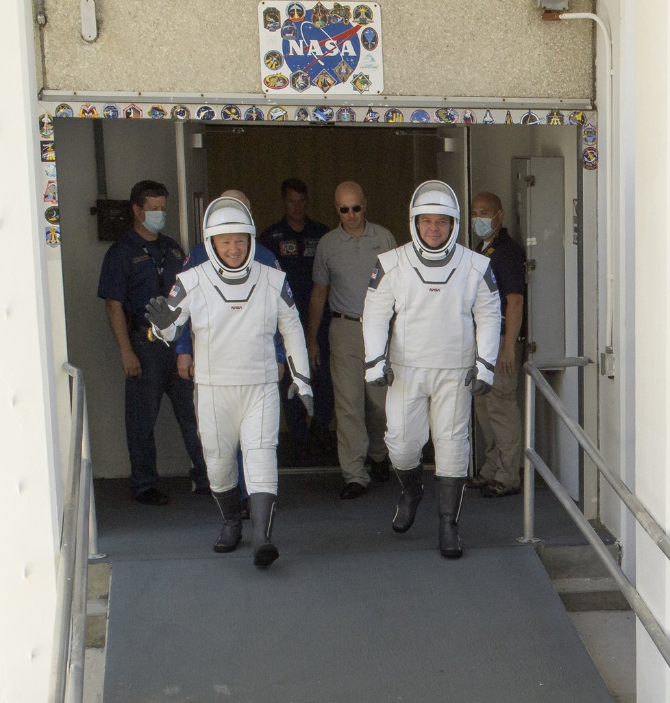 K ISS odstartují astronauti NASA v nové lodi Crew Dragon, (27.05.2020). Na snímku kosmonauti Robert Behnken, Douglas Hurley.