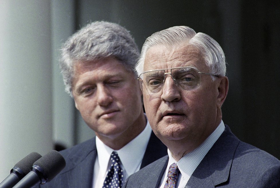 Bývalý americký viceprezident Walter Mondale. Na archivním snímku s exprezidentem Billem Clintonem.