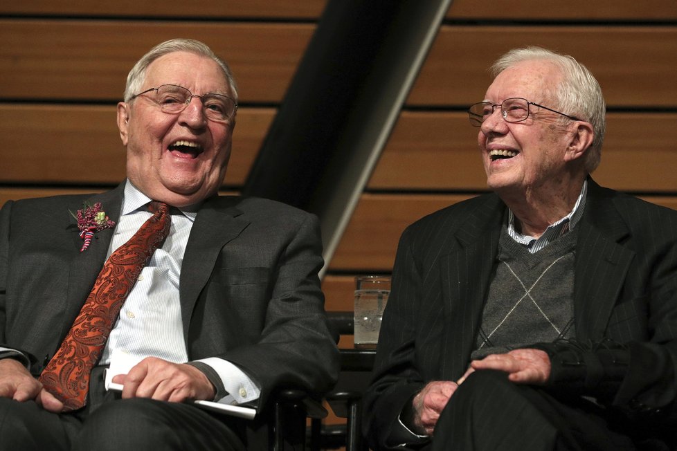 Bývalý americký viceprezident Walter Mondale. Na archivním snímku s exprezidentem Jimmy Carterem.