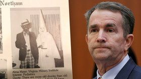 Guvernér amerického státu Virginie Ralph Northam čelí výzvám k odstoupení kvůli fotografii ze školní ročenky z roku 1984. Na obrázku, který zveřejnila americká média, je člověk oděný v bílém hábitu a kápi rasistické organizace Ku-klux-klan a další přestrojený za černocha (2.2.2018).